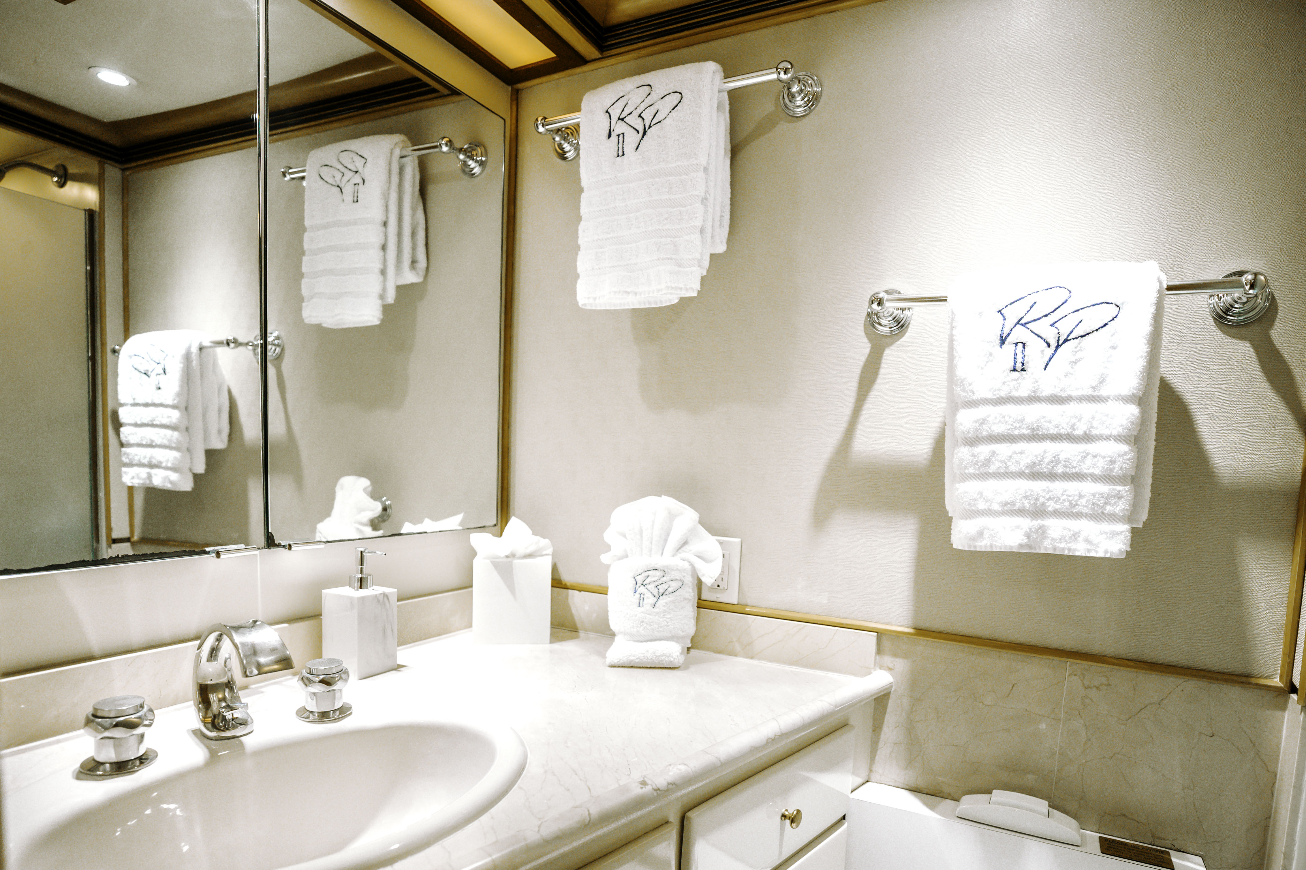 408 Guest ensuite.jpg