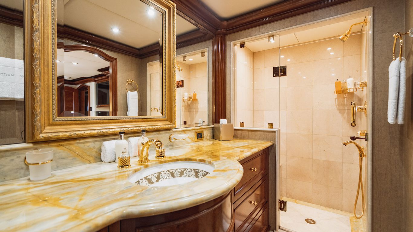 410 Twin suite ensuite.jpg
