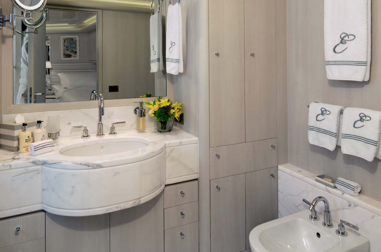 411 Guest ensuite.jpg