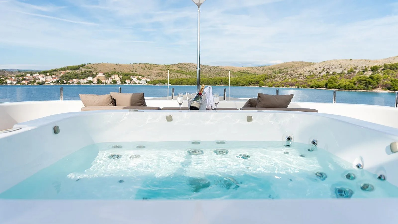 AFRICA I Exterio - Jacuzzi.jpg