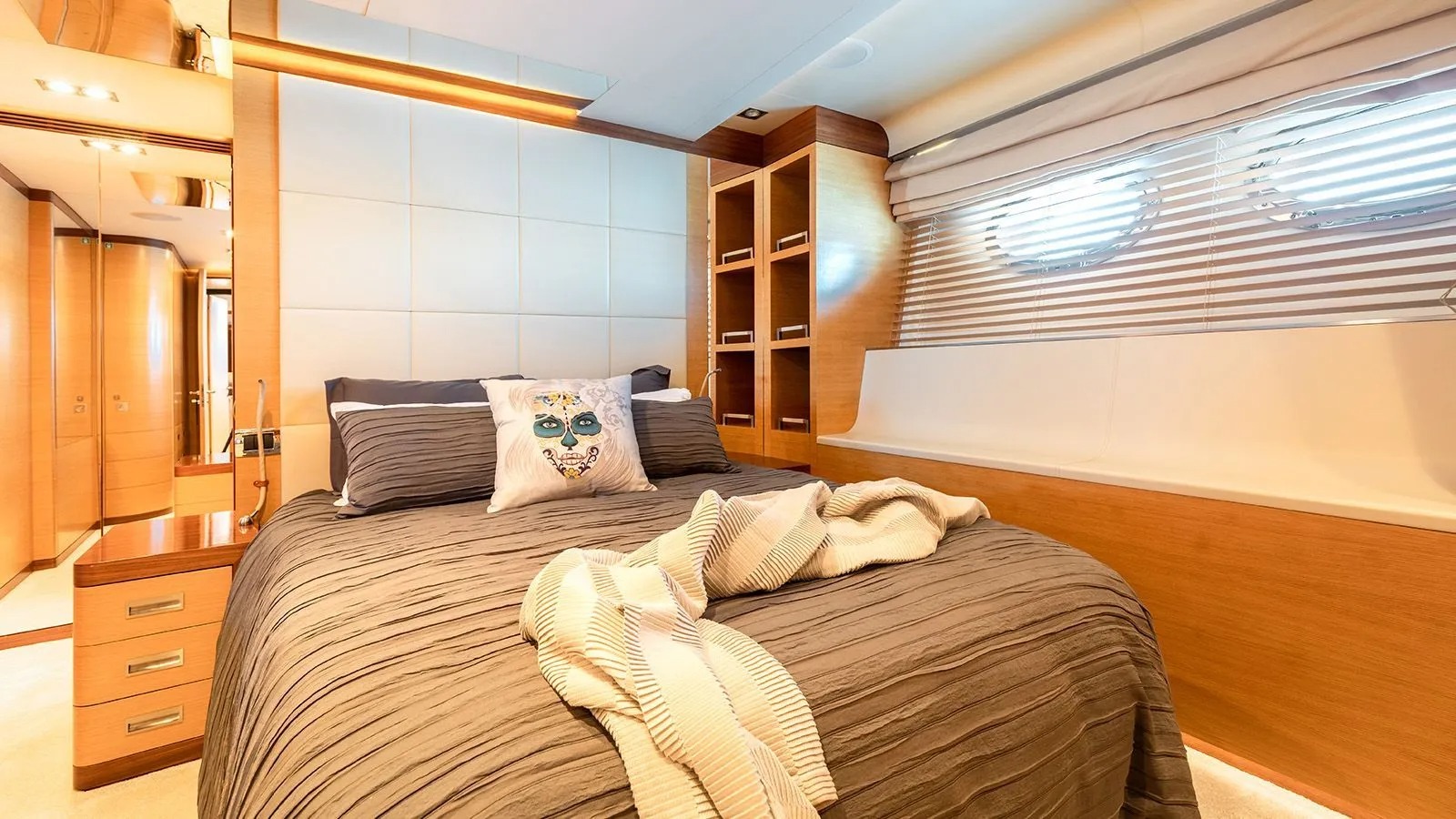 AFRICA I Interior - Double cabin 2.jpg