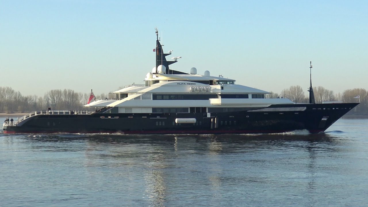 ALFA NERO leaves port of Hamburg.jpg