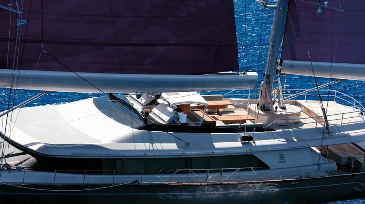 BARACUDA-yacht-side-view-close-41-large.jpg