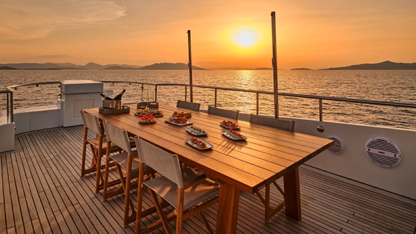 Dining Area With Sea Views 01.jpg