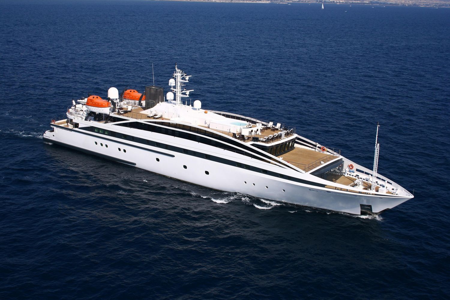 ELEGANT 007 underway.jpg