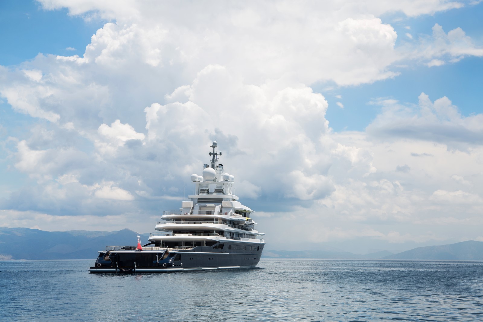 Explorer Yacht LUNA.jpg