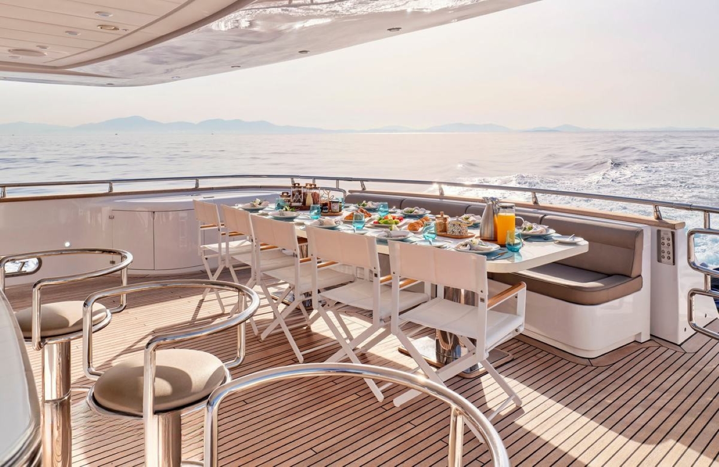 Exterior Dining Area 01.jpg