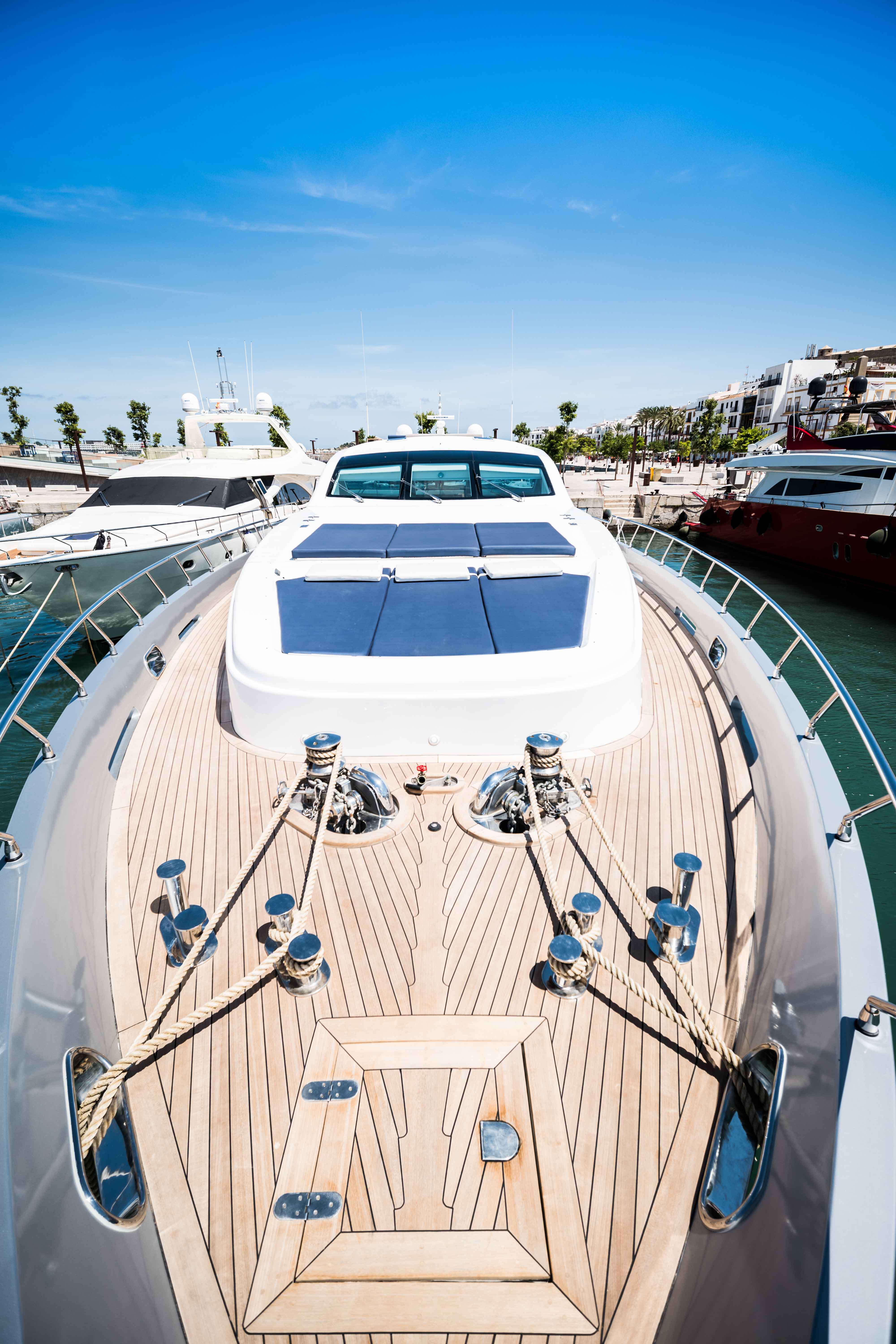 Foredeck and sunpads.jpg