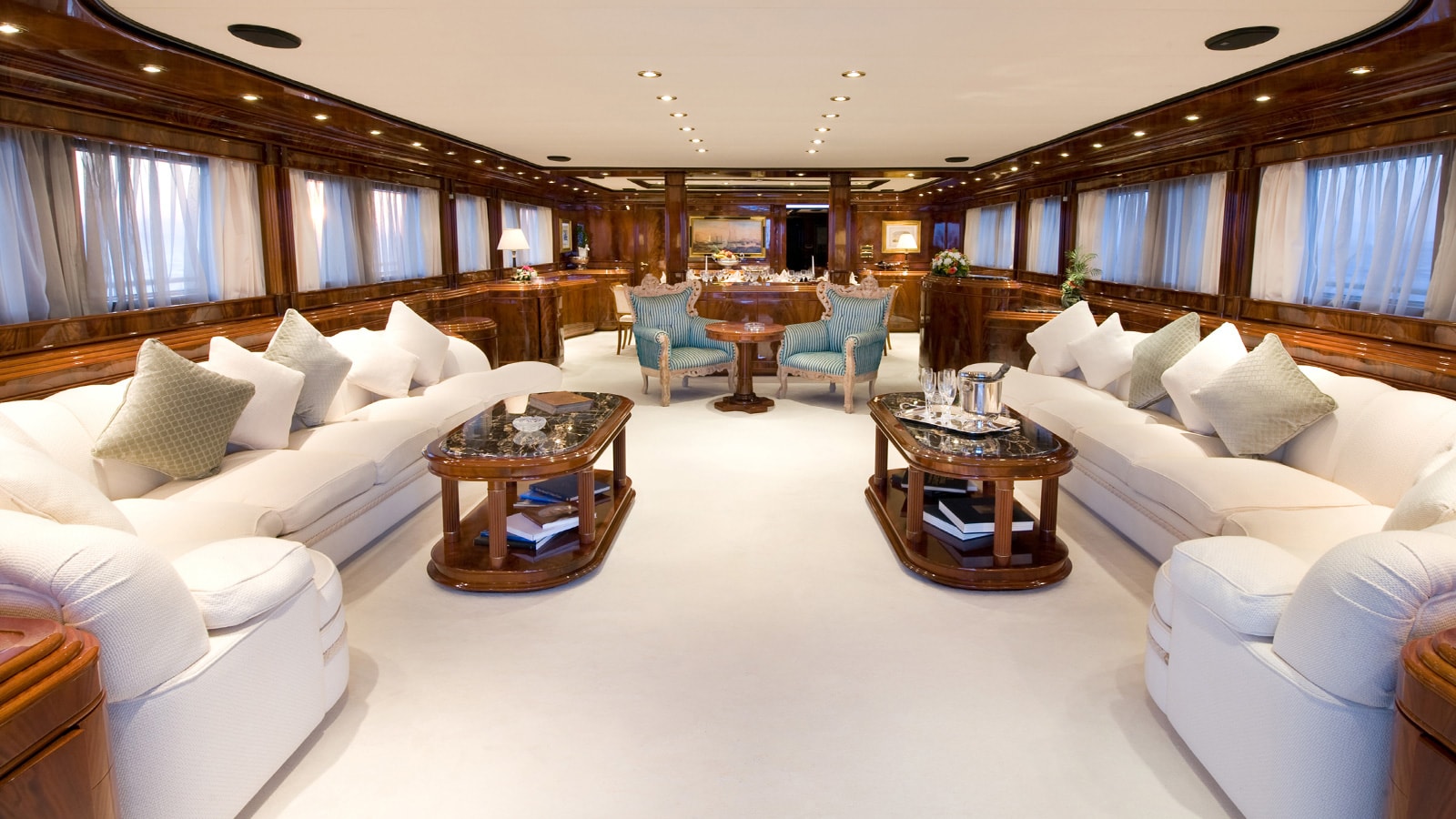 Intermarine-42m-JAAN-Salon-min.jpg