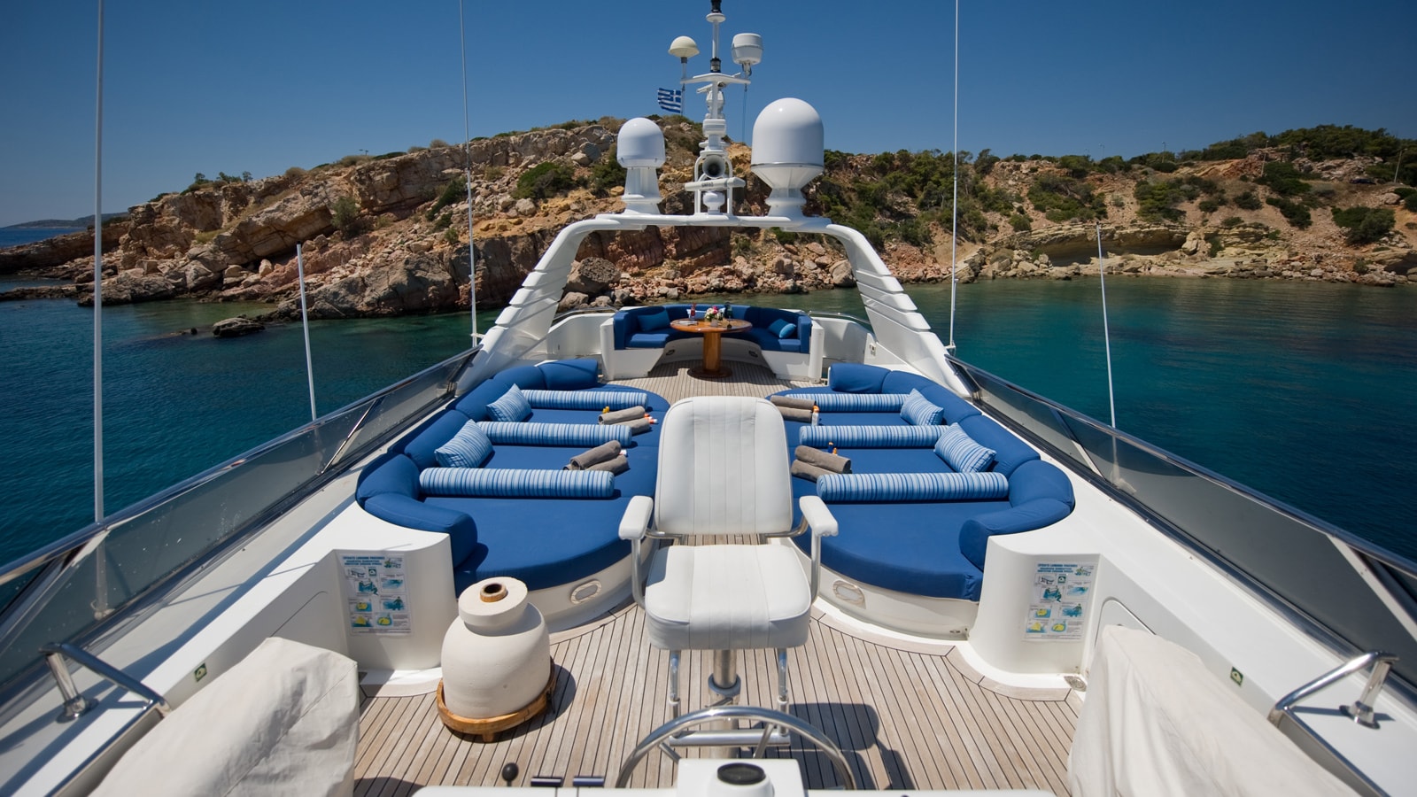 Intermarine-42m-JAAN-Sundeck-min-1.jpg