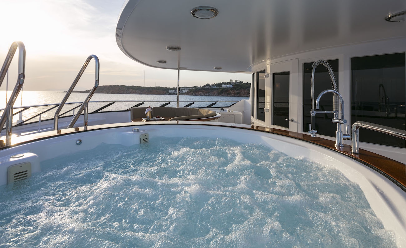 Jacuzzi on sun deck.jpg