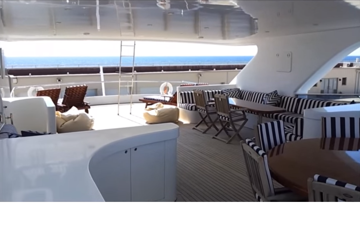Large Flybridge with lots of seating.png