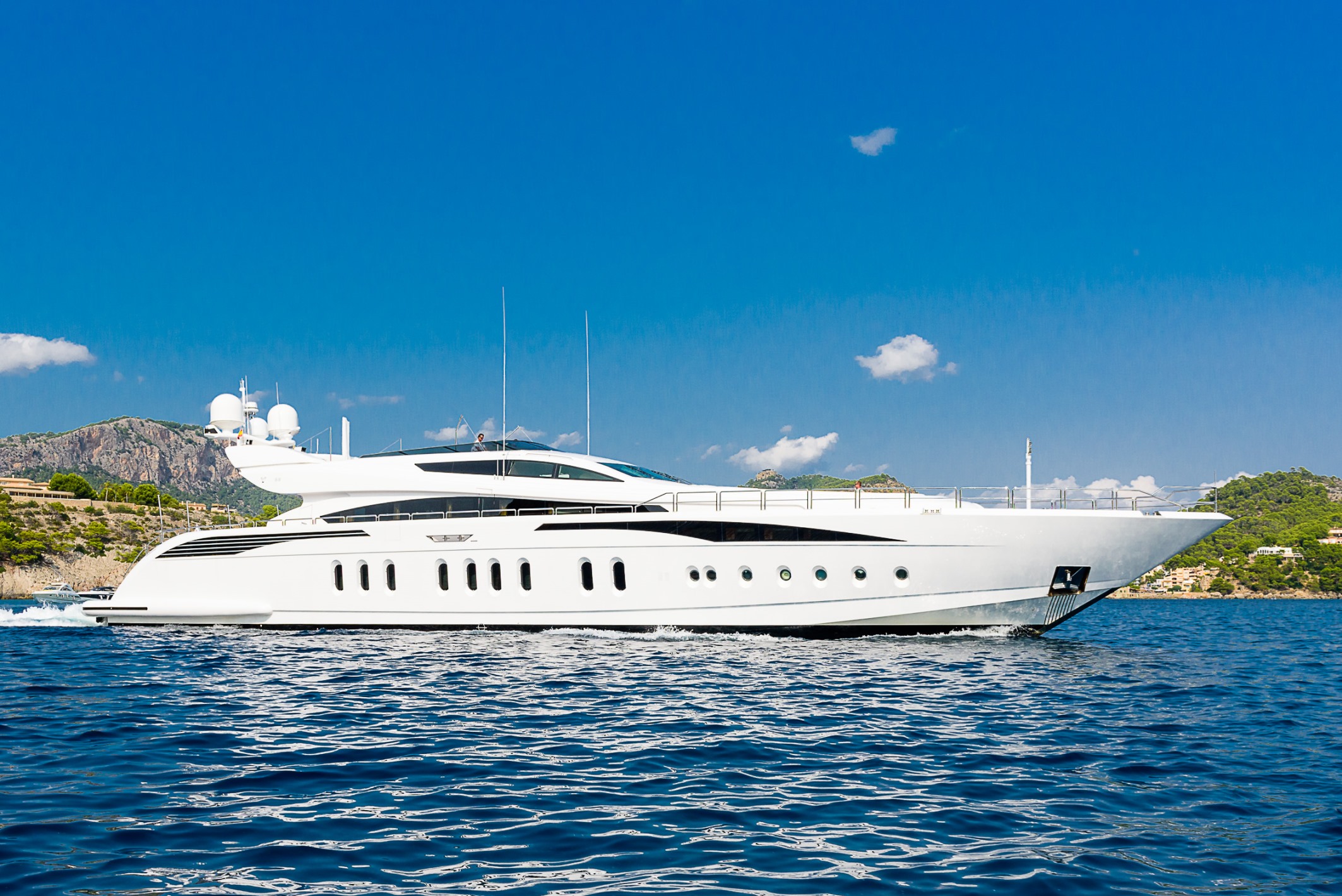 Leopard Yacht LISA IV - Main shot.jpg