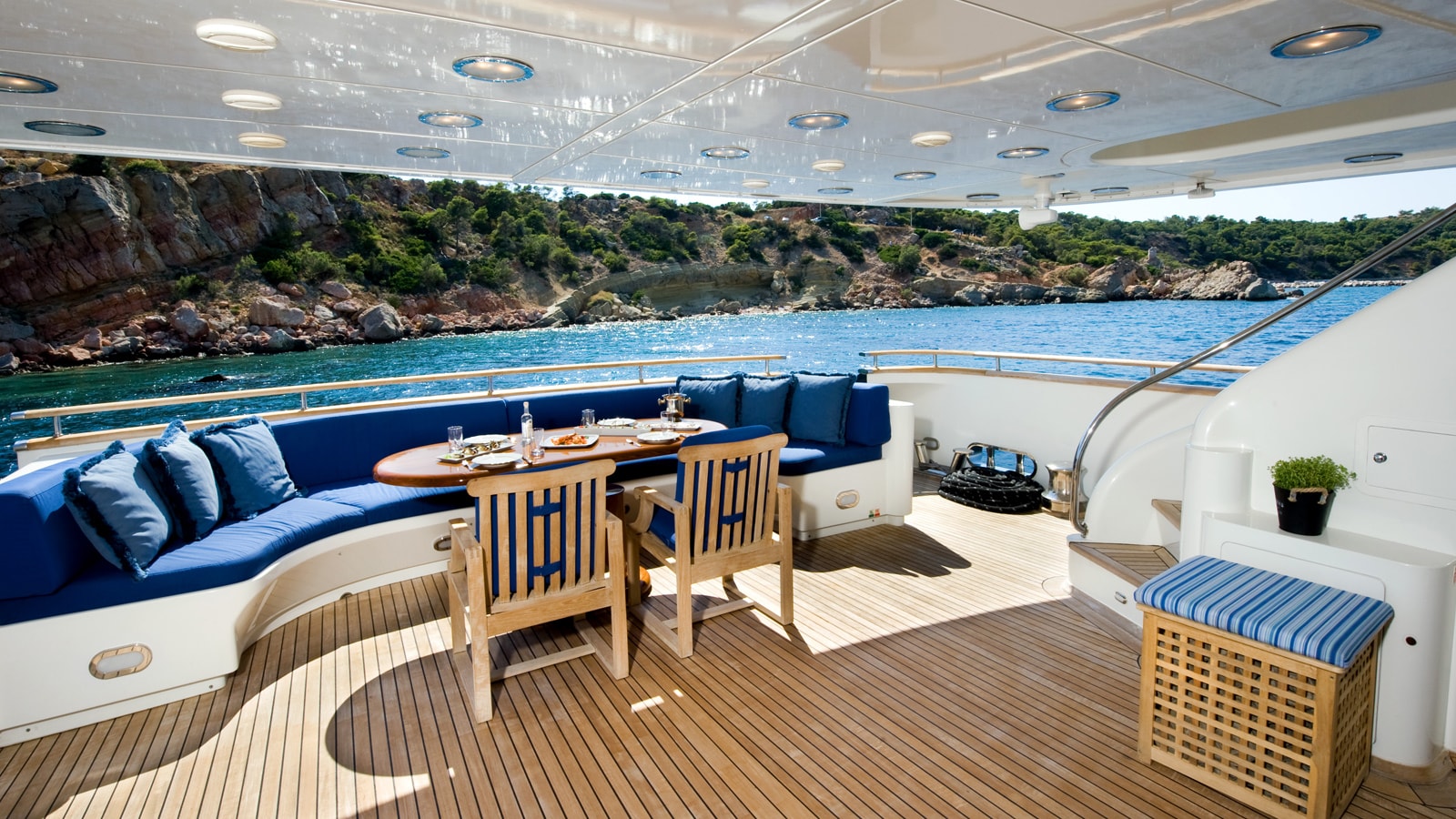 Main deck alfresco dining.jpg