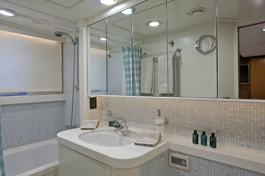 Master cabin ensuite..jpg