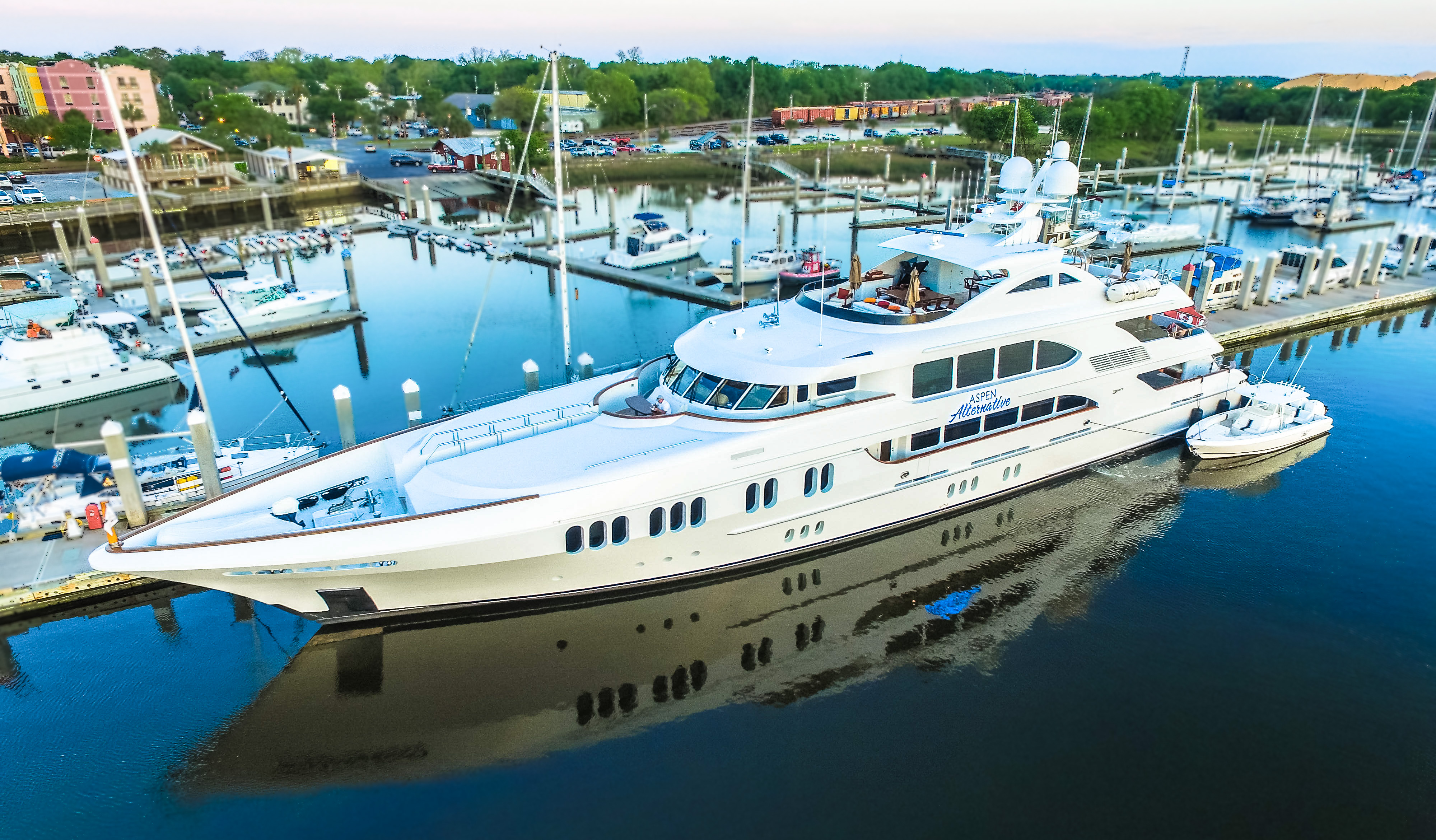 Motor yacht Aspen Alternative .jpg