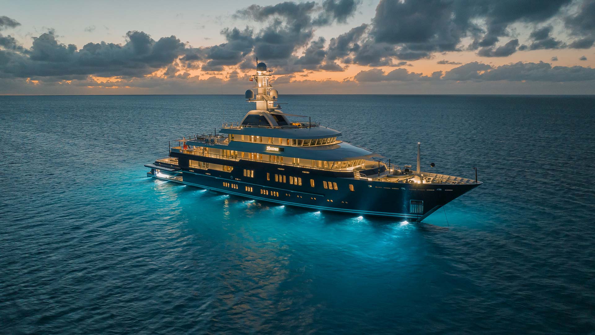 Motor yacht HUNTRESS in the evening .jpg