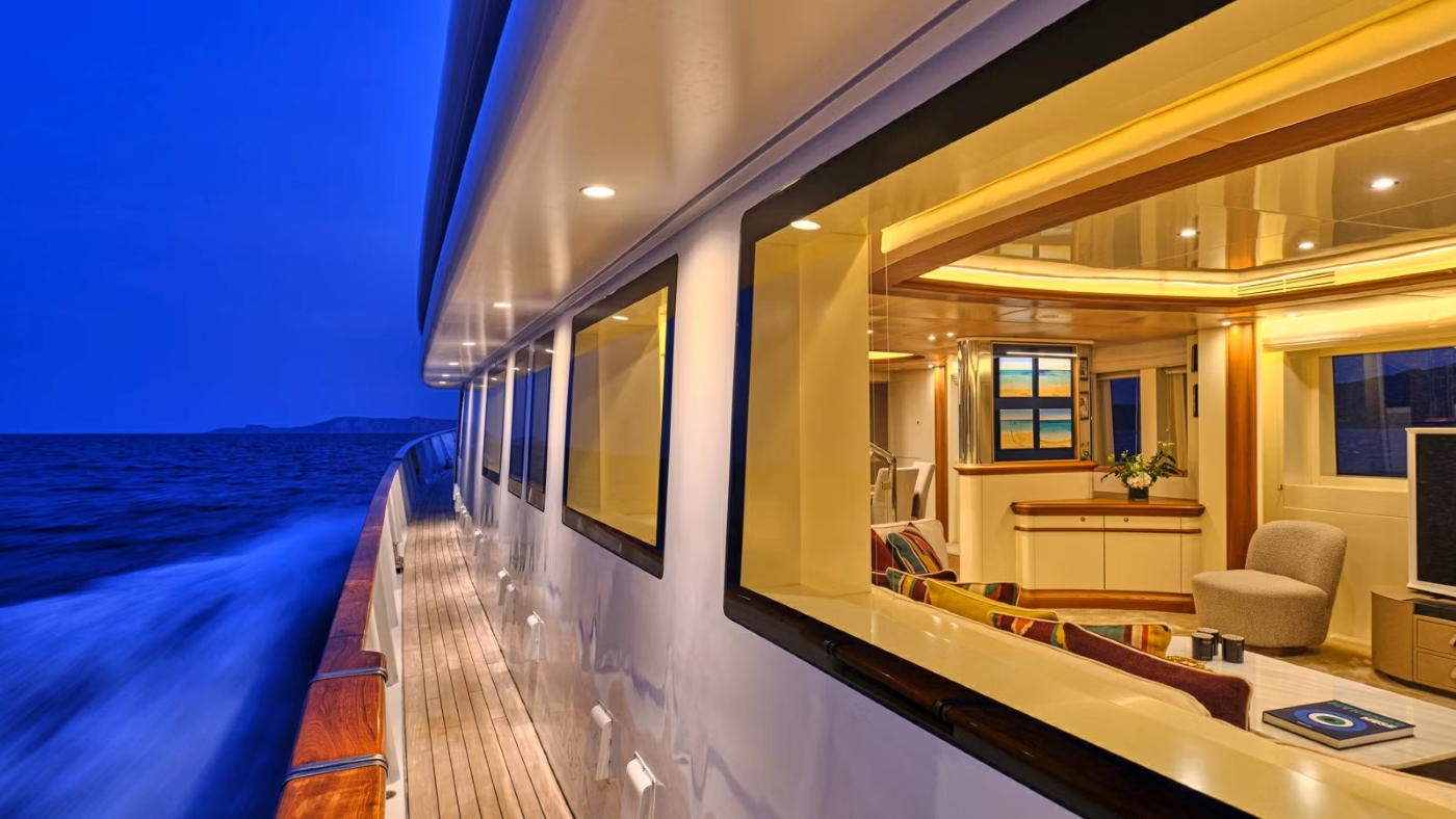 Opendeck With sea views .jpg