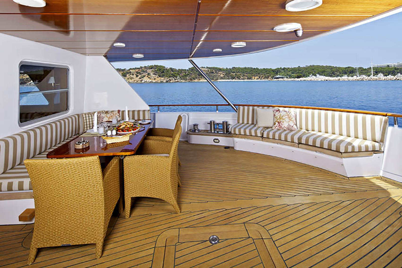 Sundeck dining .jpg
