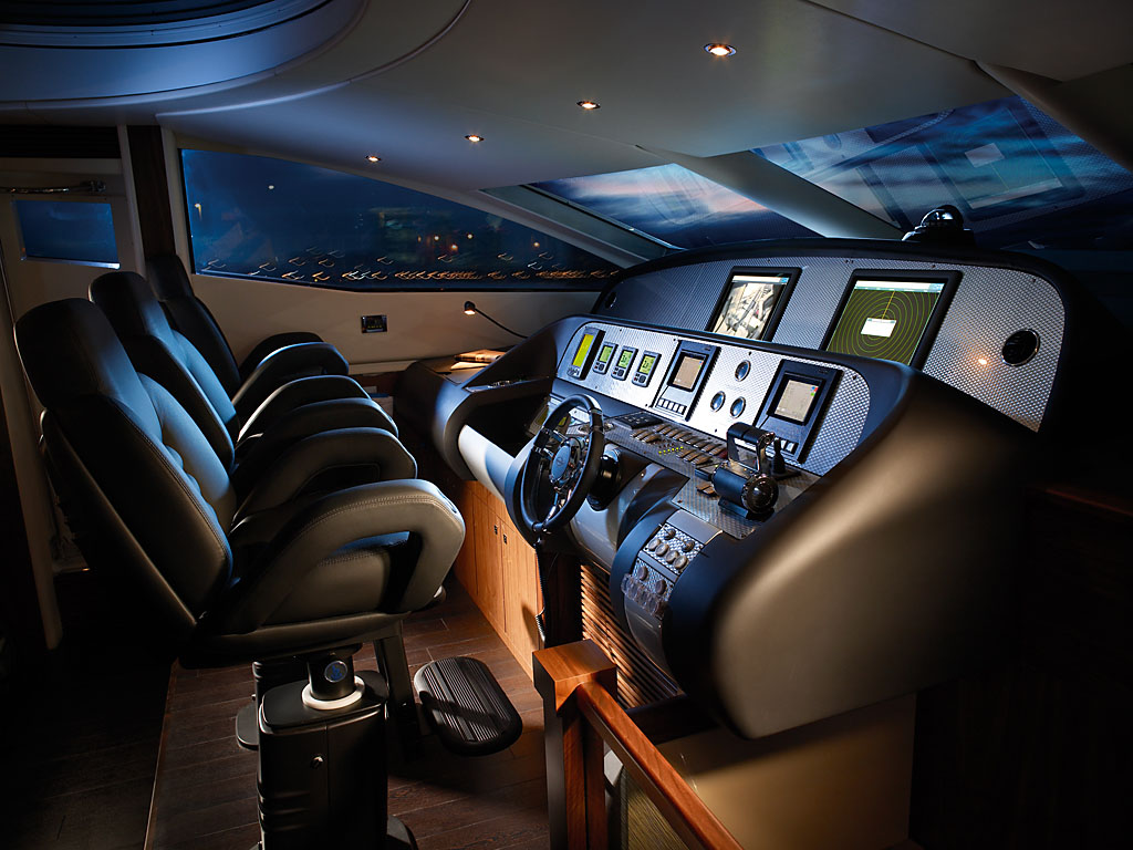 Sunseeker Predator 92 -  Helm.jpg