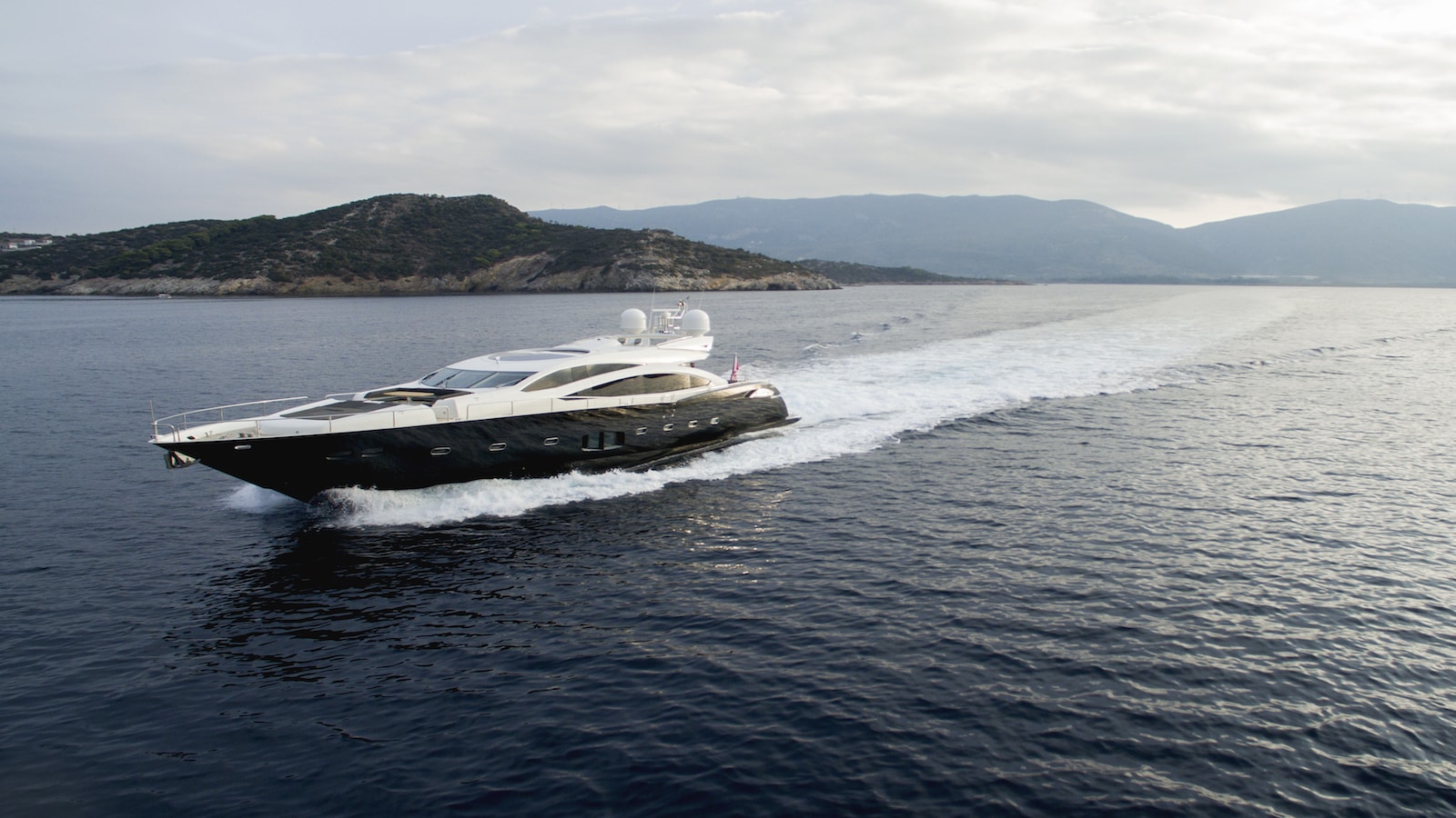 Sunseeker Predator 92 underway.jpg