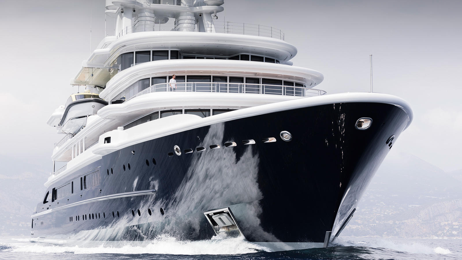 Superyacht-Luna-lloyd-werft-running-shot-bow-credit-Guillaume-Plisson-1600x900.jpg