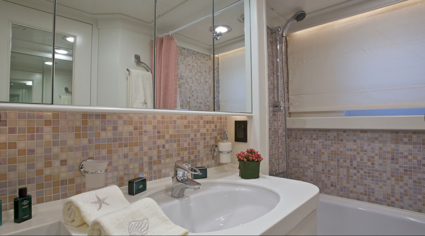 Twin cabin ensuite'.jpg
