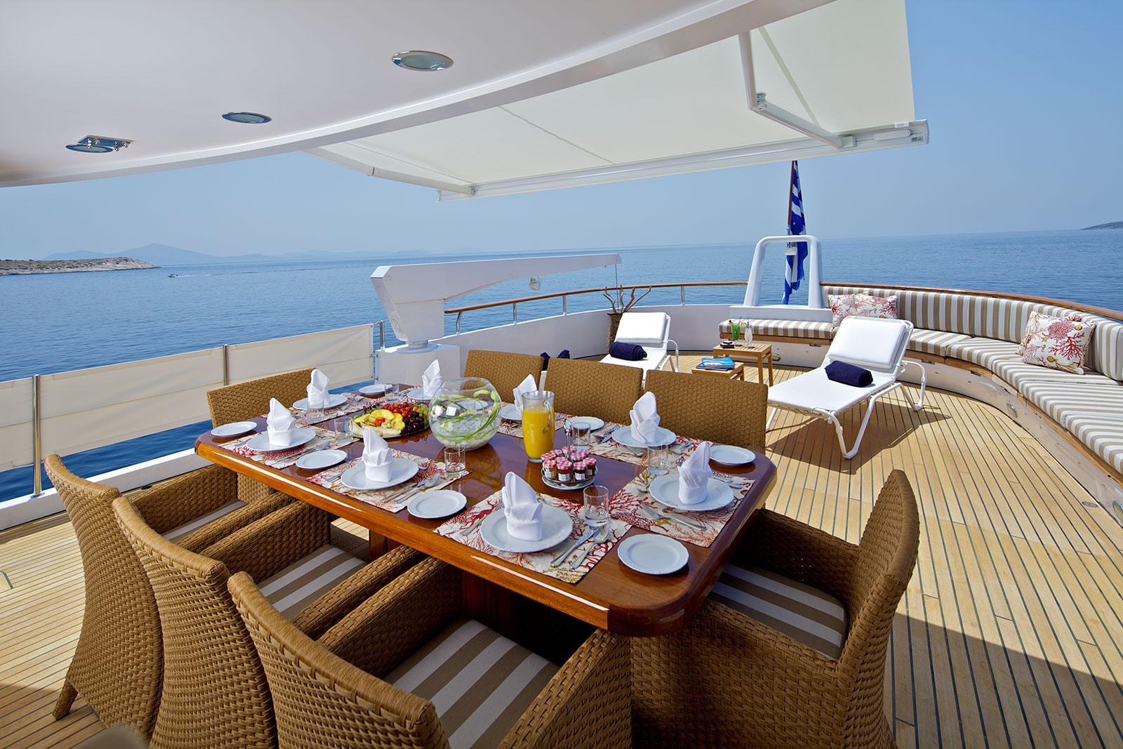 Upper deck Alfresco dining.jpg