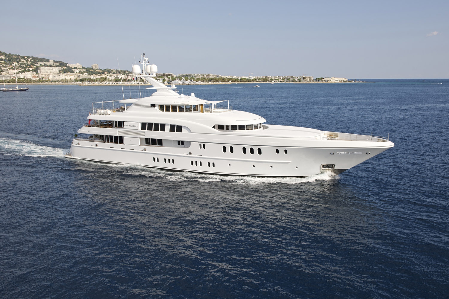 Yacht CAIPIRINHA by Lurssen - Underway on the French Riviera 3.jpg