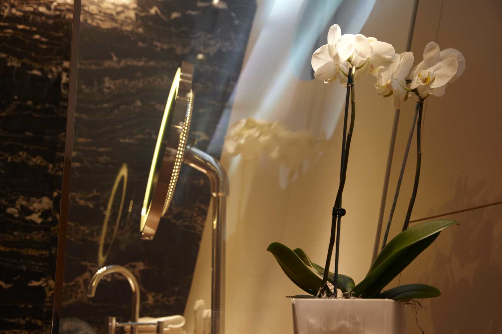 Yacht PANTHALASSA by Perini Navi - Dusk  - Bath detail.jpg