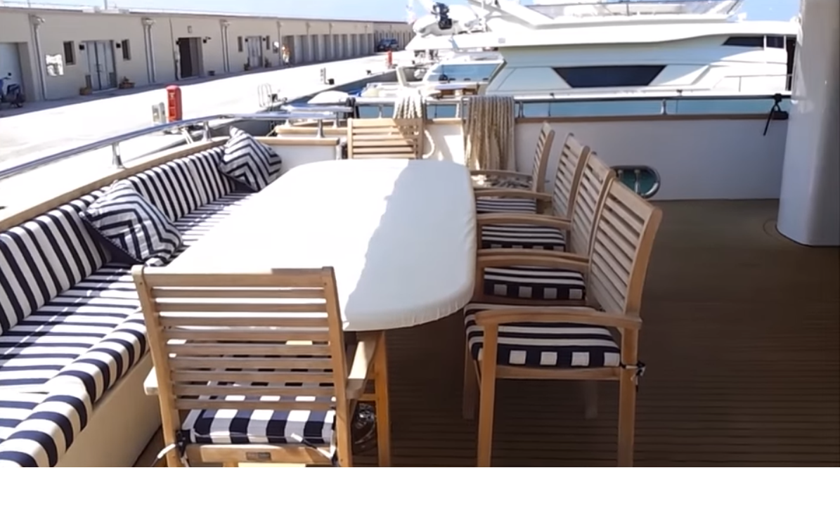 alfresco dining on aft deck.png