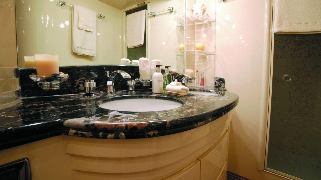 ensuite bathroom.jpg