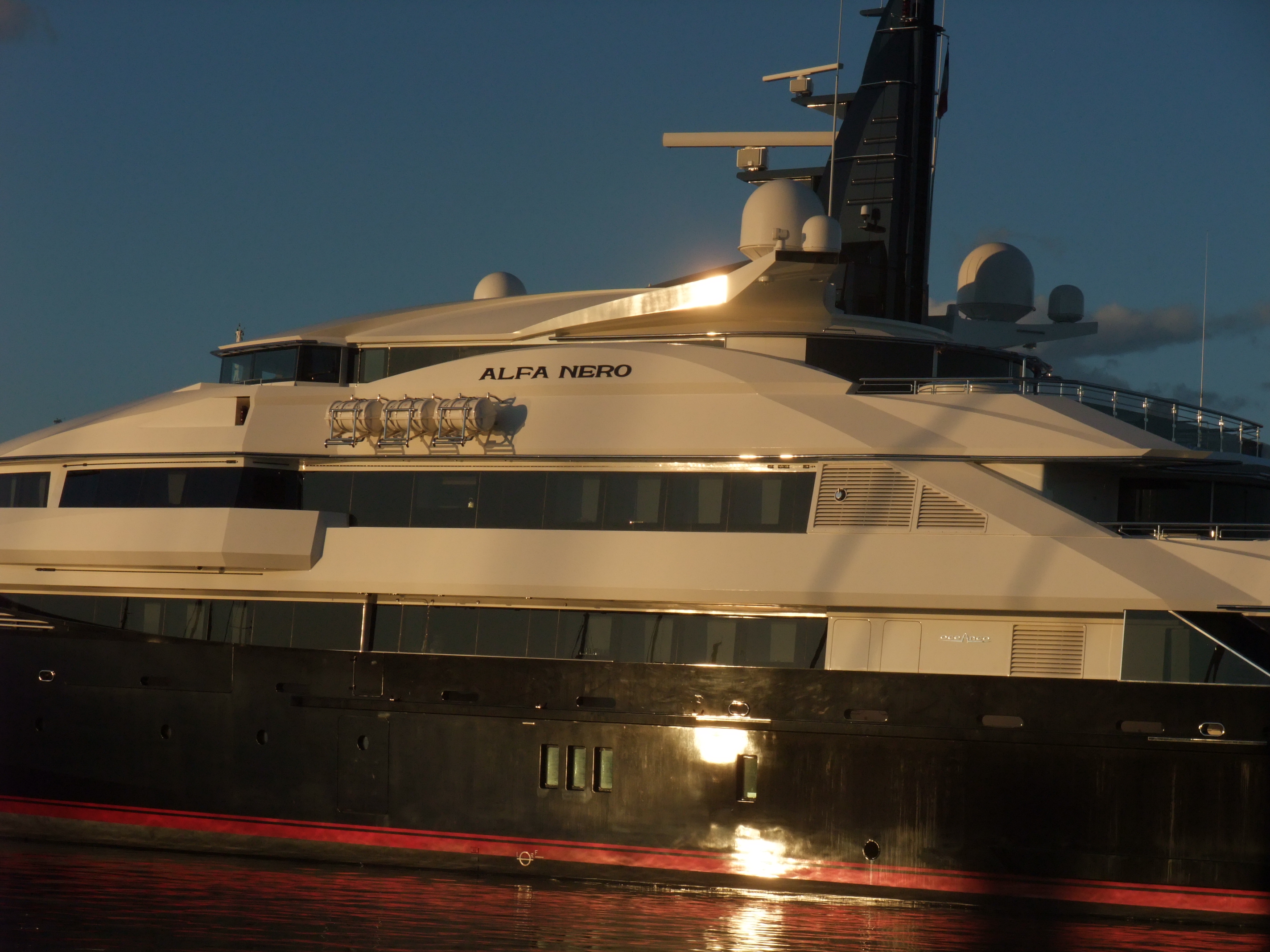 hull close up.jpg