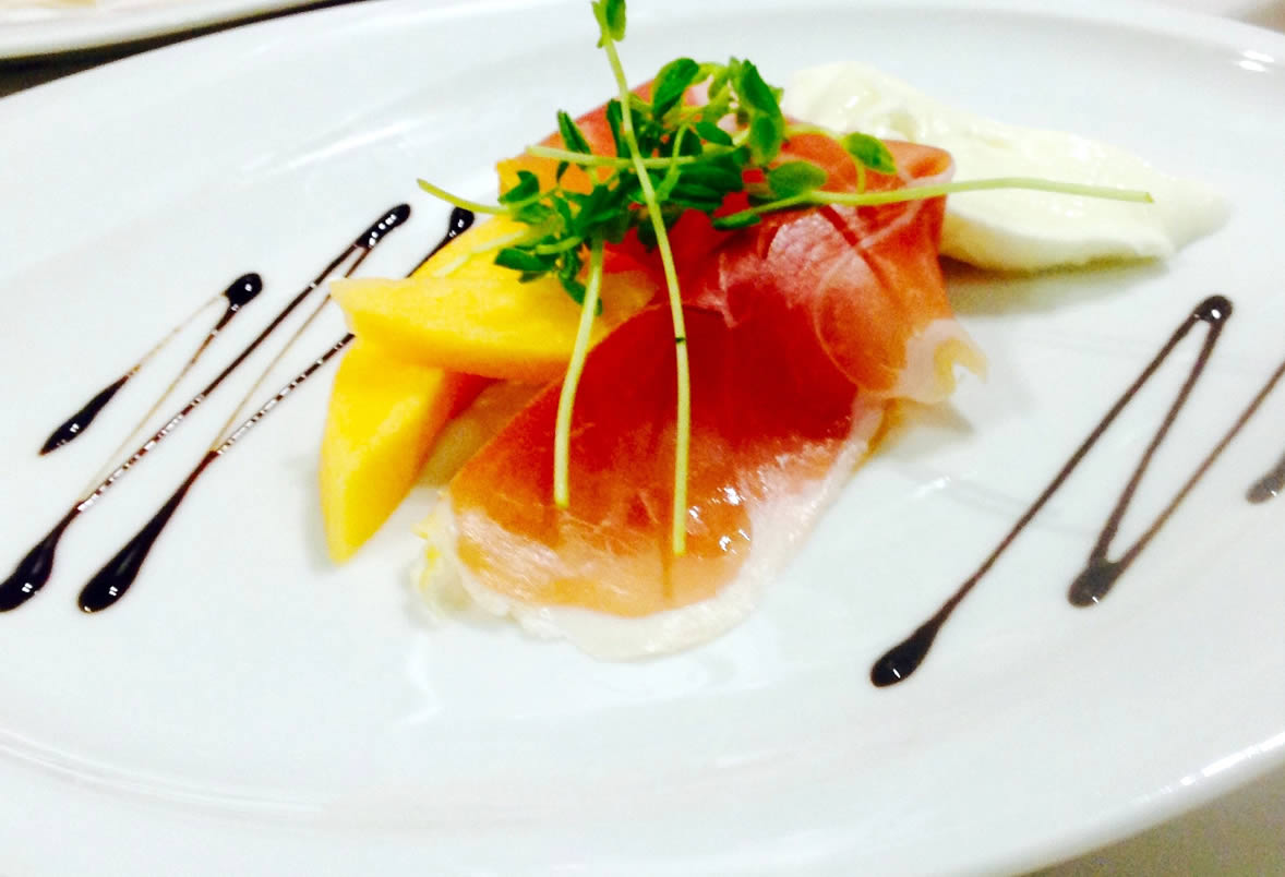 lagoon62-avalon-chef-cara-cuisine_001.jpg
