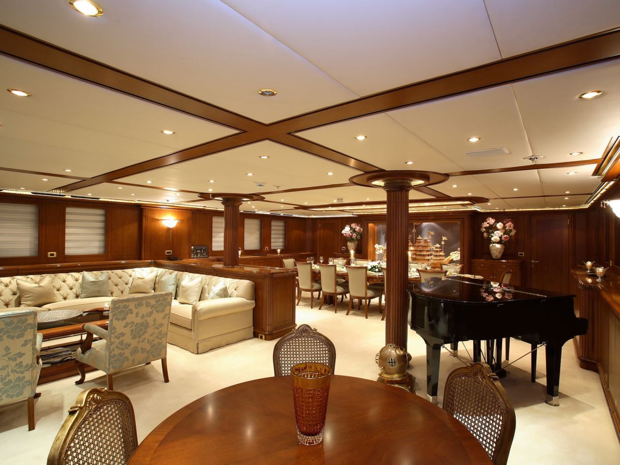 saloon and dining.jpg