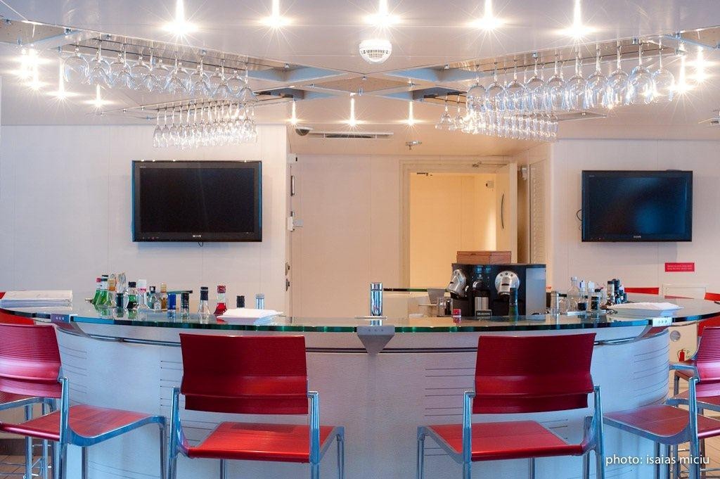 the bar.jpg