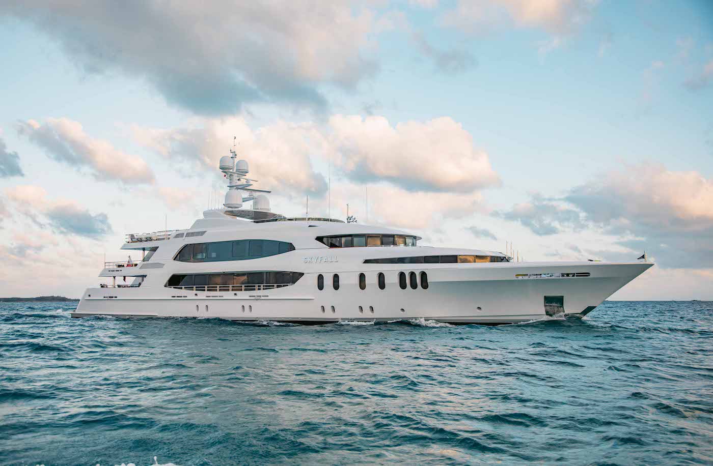 yacht SKYFALL profile.jpg