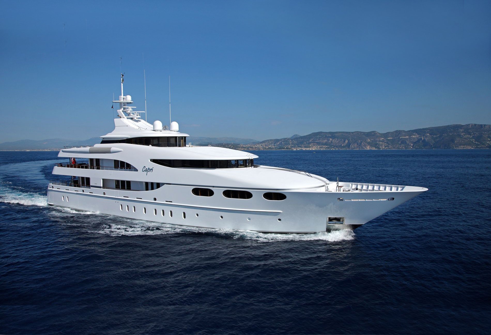 yacht-capri-running-01.jpg