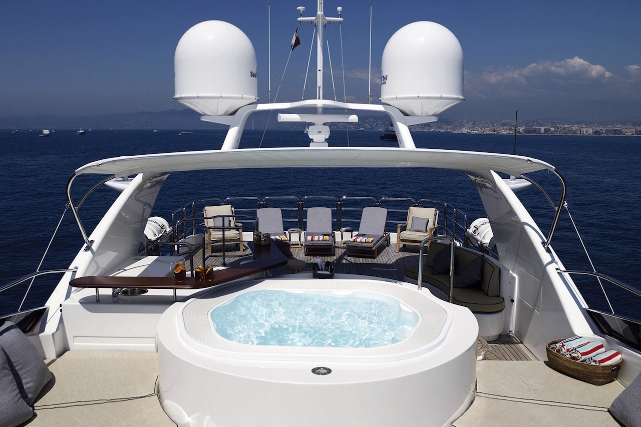 yacht-red-anchor-ypi-exterior-4.jpg