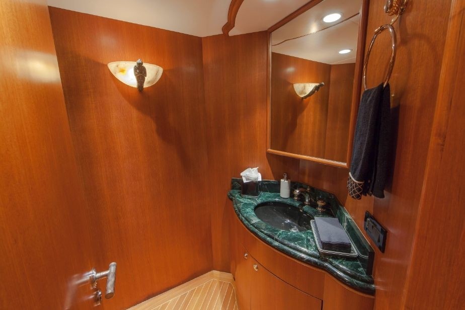 [37m-Yacht-LOOSE-ENDS]-6204-123.jpg