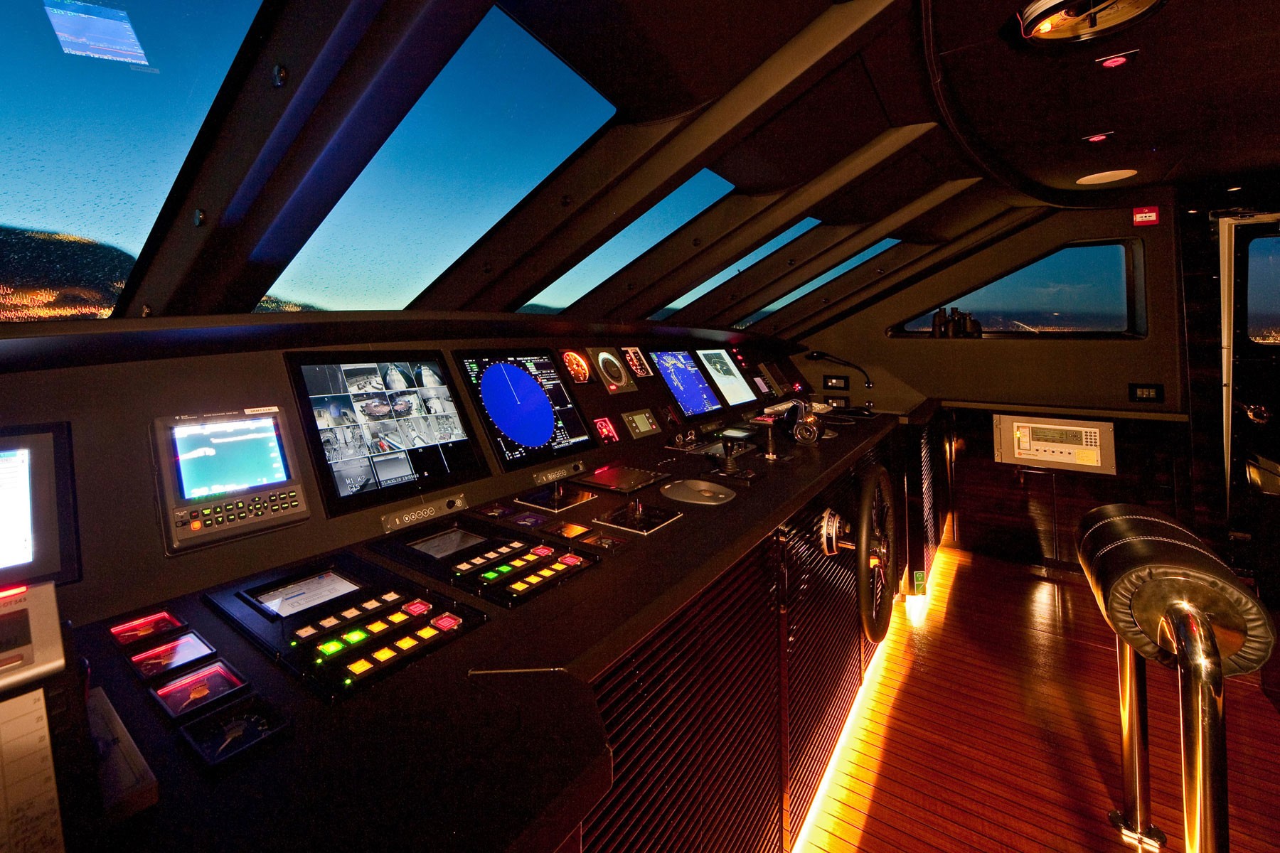 [40m-Yacht-MANIFIQ]-6421-125.jpg