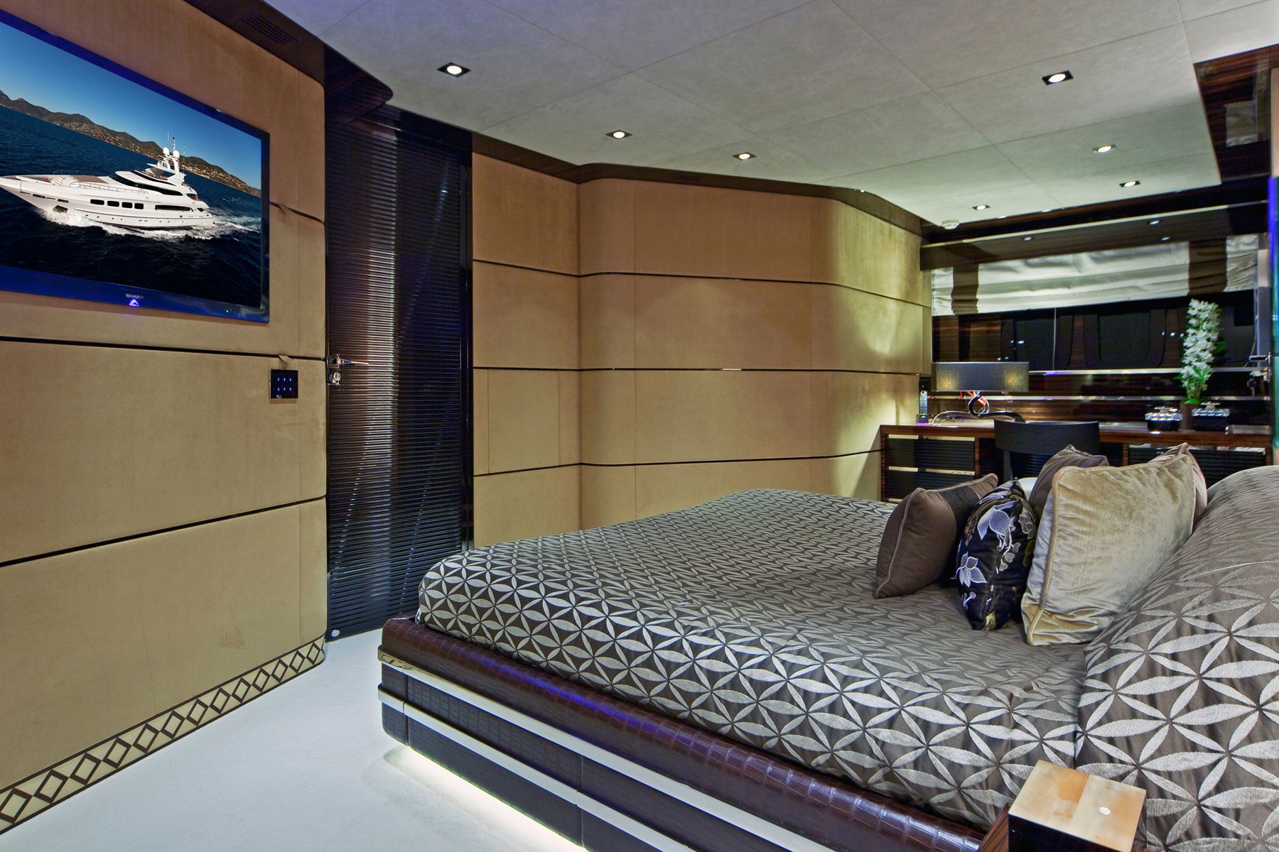 [40m-Yacht-MANIFIQ]-6421-177.jpg