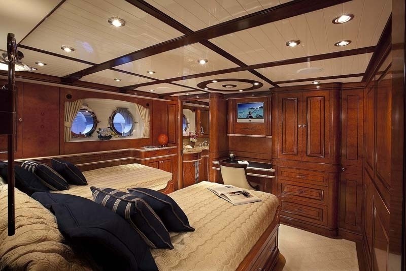 [46m-Yacht-SYCARA-IV]-6219-180.jpg