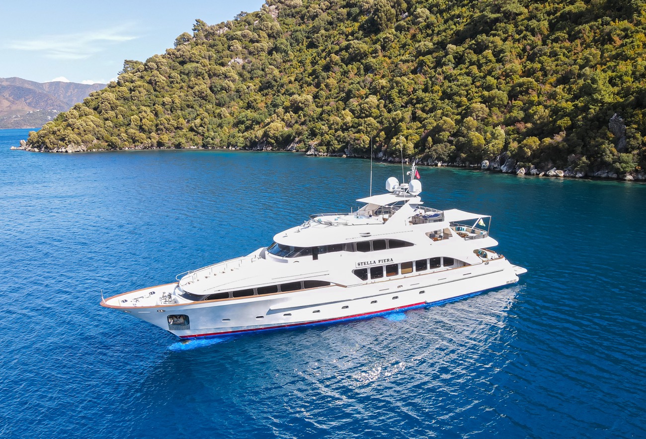 101 Luxury yacht STELLA FIERA.jpg