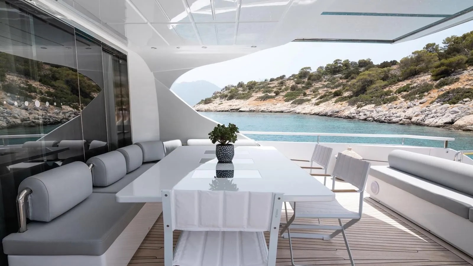 202 Main deck dining.jpg