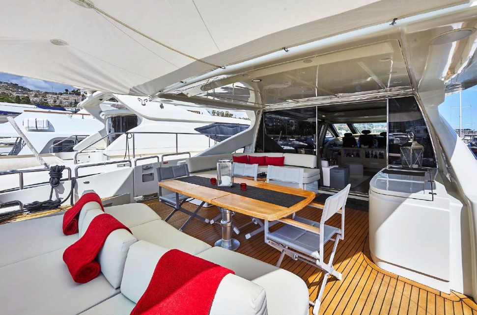 204 Dining and Sun beds on Main deck.jpg