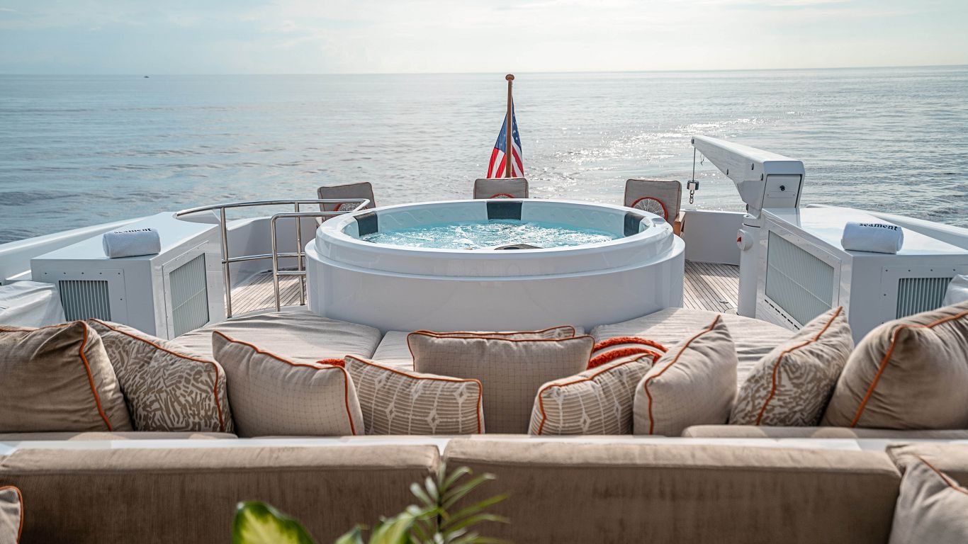204 Jacuzzi on Sun deck.jpg