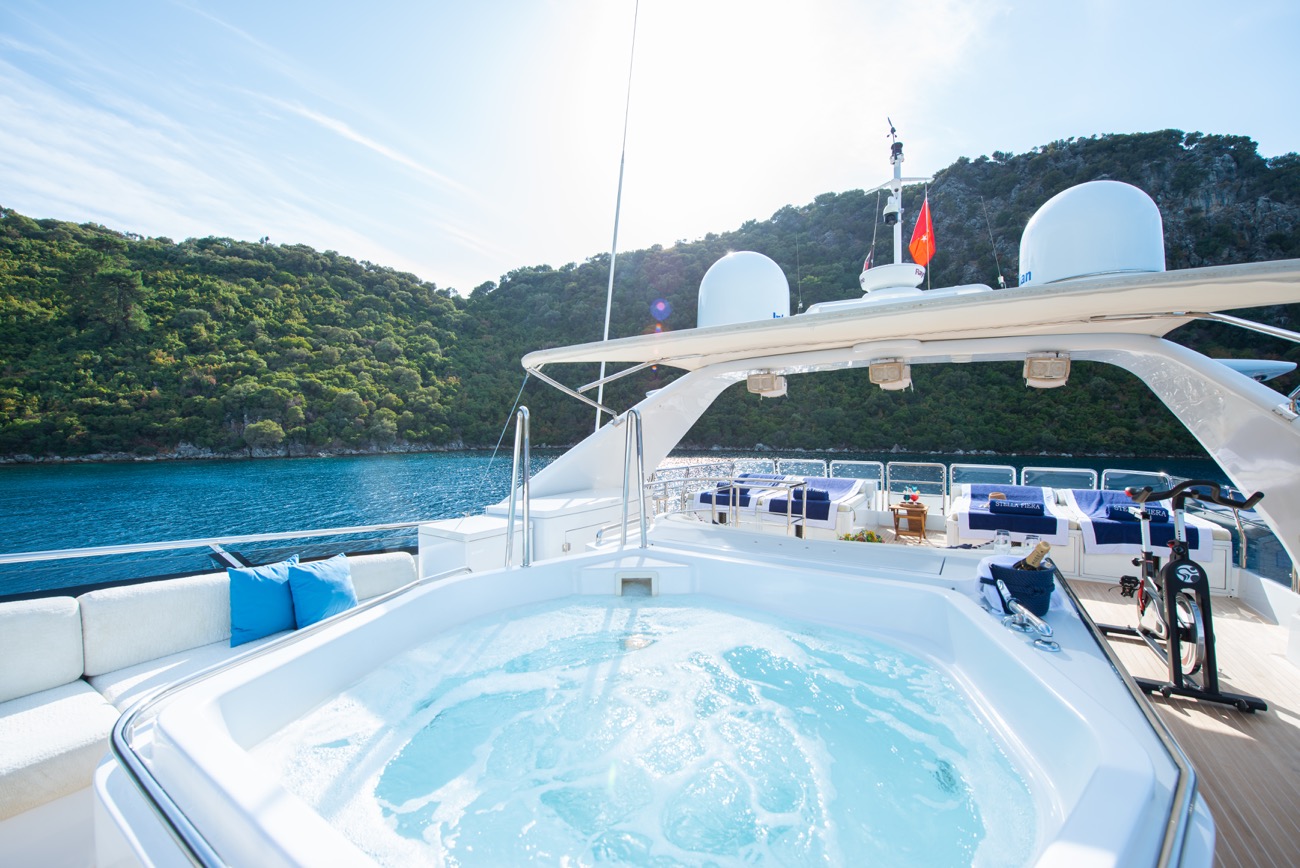 204 Sun deck jacuzzi.jpg