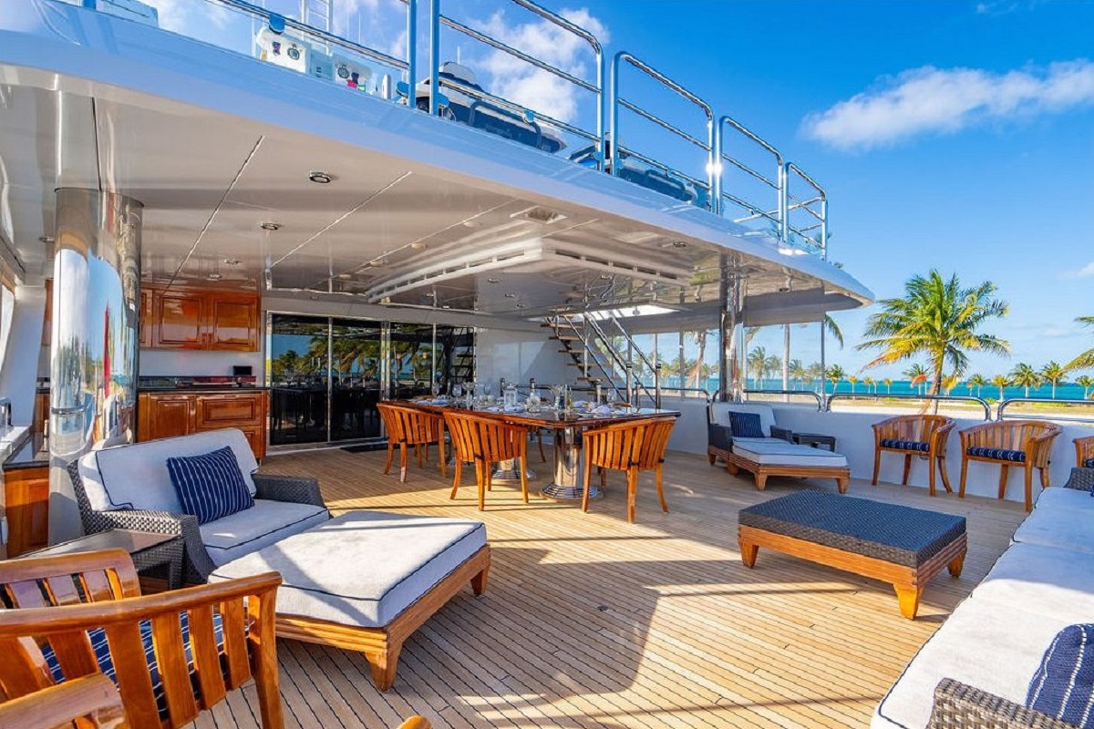 205 Bridge deck dining and seating.jpg