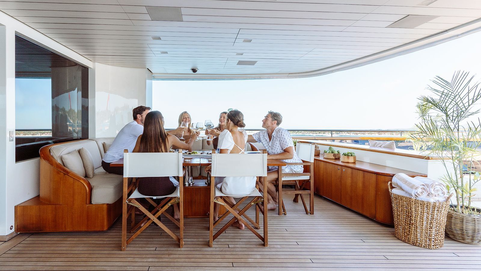 206 Main deck dining.jpg